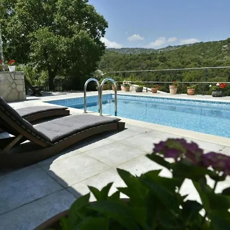 Feriehus Stone Dalmatian House Modern, Stylish With Pool