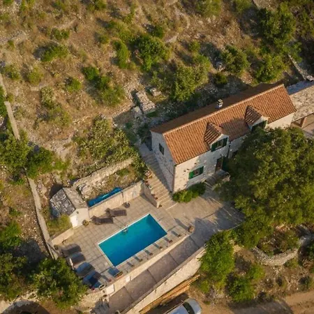 Stone Dalmatian House Modern, Stylish With Pool Dom wakacyjny *