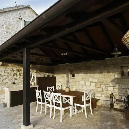 Дом отдыха Stone Dalmatian House Modern, Stylish With Pool *